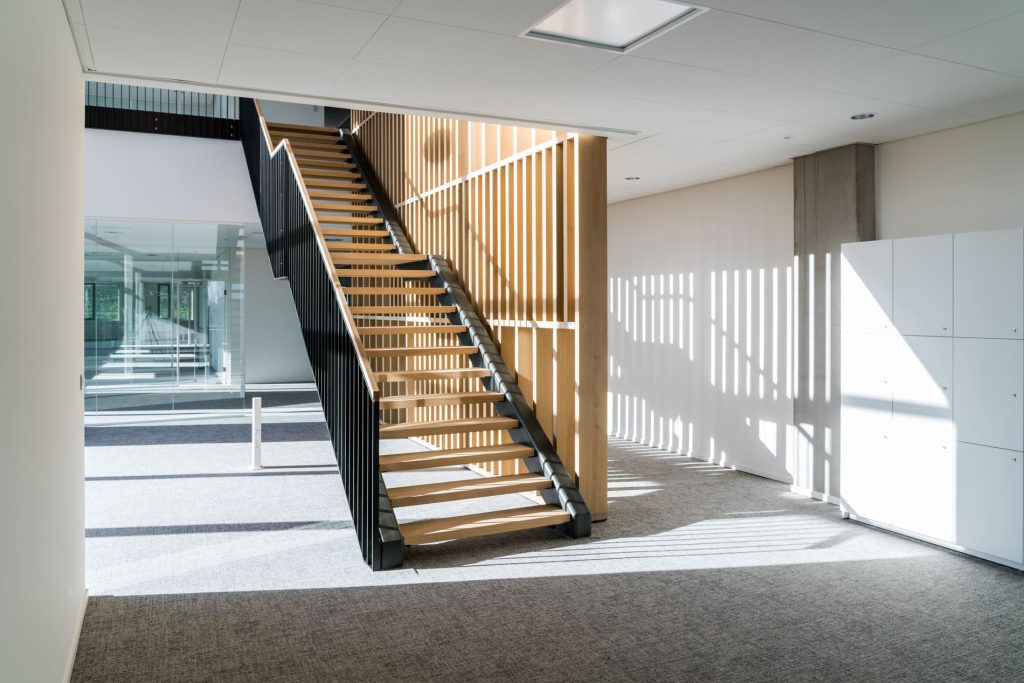 Au centre d'un espace de bureaux ouvert, ce magnifique escalier relie le 1er et le 2e étage